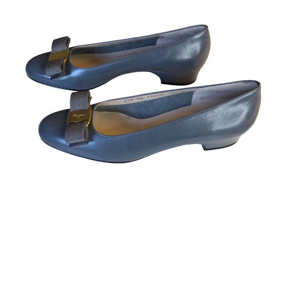 Salvatore Ferragamo Lilla Classic Pump 6.5 New In Box
FITS LIKE A 5!!! - Picture 6 of 9